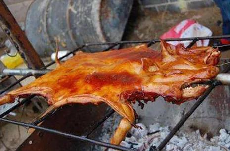 求烤香猪的配方，烧烤香猪全程做法和料配方（农特产：从江香猪烤法之一）