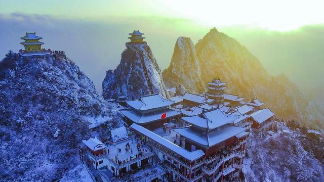 老君山在哪里，老君山在哪里属于哪个省（河南洛阳老君山景区旅游火爆）