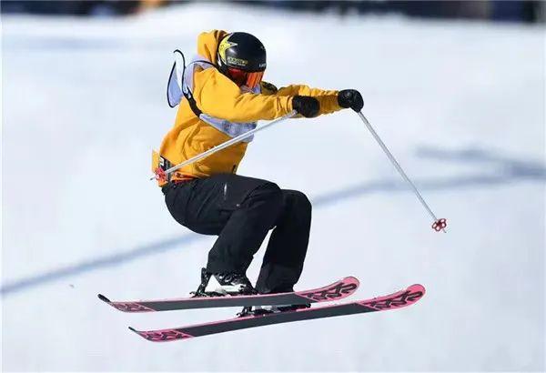 滑雪单板和双板哪个难，滑雪装备一套下来多少钱（单板滑雪好学还是双板滑雪好学）