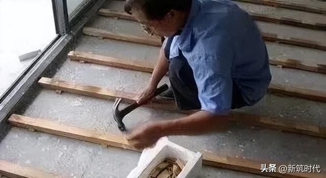 如何铺木地板，如何铺木地板方向（木地板铺贴施工怎么做）