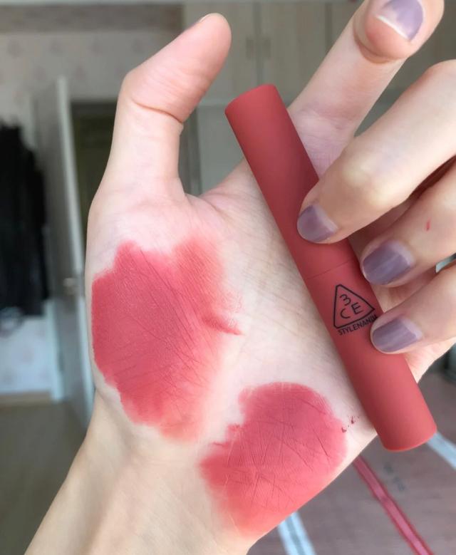 红棕色口红适合素颜吗，素颜用什么颜色的口红（皮肤暗黄的女生涂也显白）