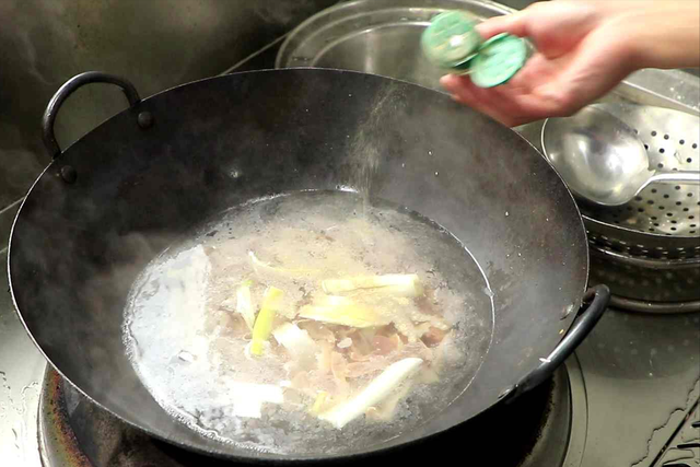 100克鸡胸肉含多少蛋白质，一百克鸡胸肉含多少脂肪（鸡腿排倒数第二）