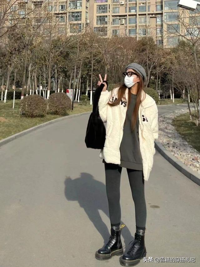 羊羔毛外套怎么搭，羊羔毛外套怎么搭配好看不臃肿穿搭技巧图（今年流行的“羊羔毛外套”洋气显瘦）