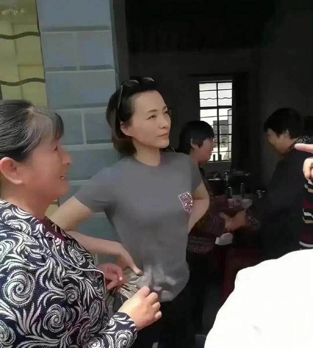 女主持人董卿近况，49岁董卿回农村吃席