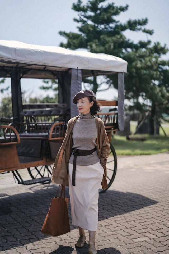 秋天女生穿什么衣服合适呢，秋天女人穿啥衣服合适（衣服“在精不在多”）