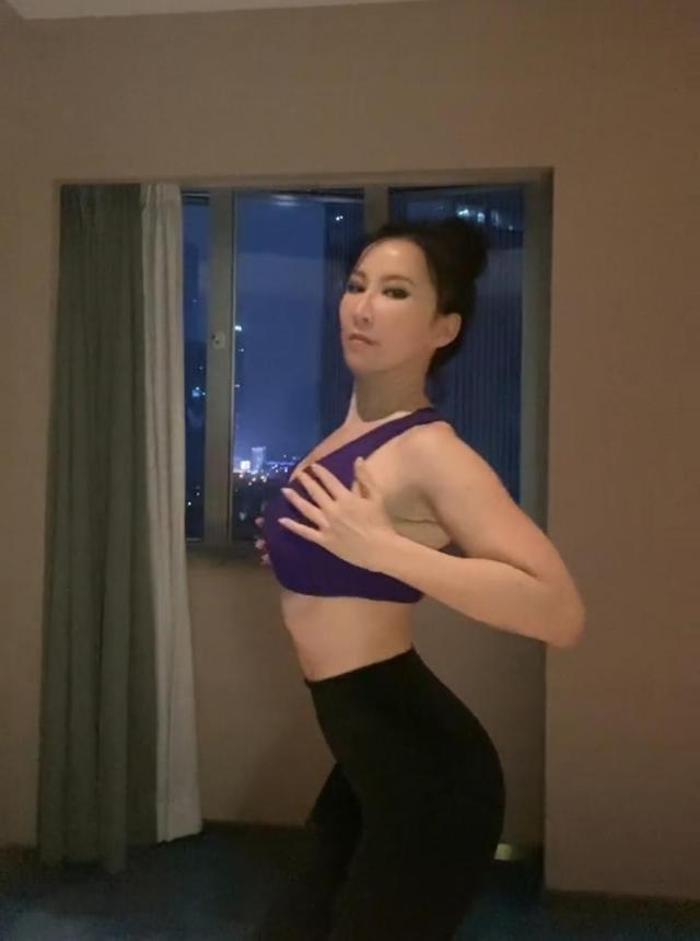 李玟年龄，45岁李玟被曝为生子休长假（穿运动背心扭水蛇腰好吸睛）