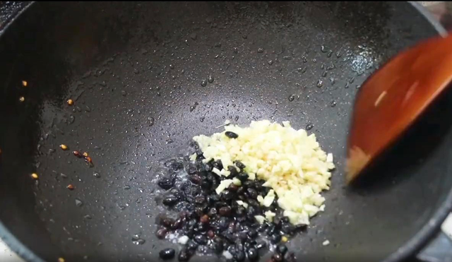 虎皮青椒的制作方法，虎皮青椒酿肉的制作方法（令人食欲大增、欲罢不能的下饭菜）