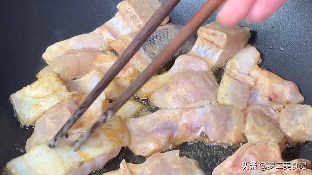 炖鲈鱼的家常做法，水煮鲈鱼的做法 最正宗的做法（配料简单香味十足）