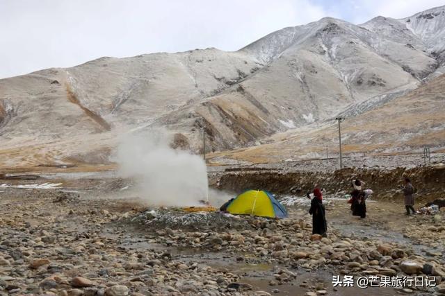泡温泉没带泳衣怎么办，泡温泉要穿泳衣吗（西藏公路边发现一处野温泉）