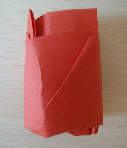 怎么用纸剪花朵，怎么用纸剪花朵视频（玫瑰花的折法）