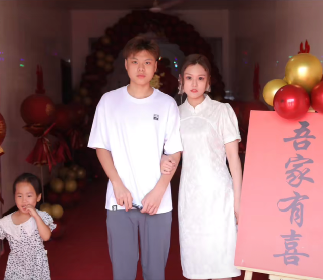 男生太羞涩了怎么办，男孩子羞涩怎么办（网友：一看就是相亲认识的）