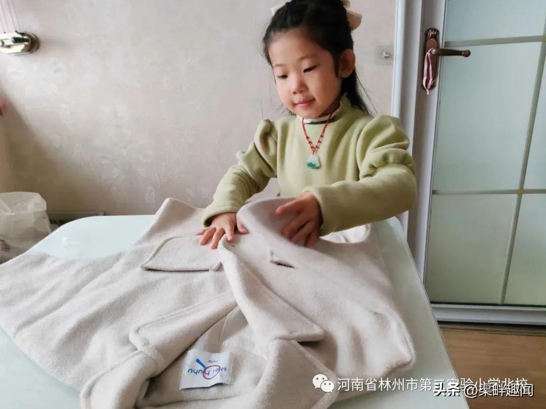 怎样3秒快速折衣服，折衣服的三步法视频（二实小北校：零起点）