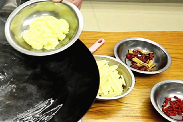 孩子感冒咳嗽吃什么饭菜比较好，小孩子感冒吃什么饭菜好（建议：多喝3碗汤、去痰润燥）