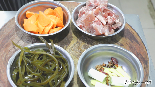 炖排骨汤的做法，清炖排骨汤的做法（放料越多越难吃）