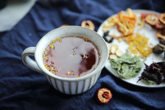 丹桂飘香是什么季节，丹桂飘香是什么季节草长莺飞是什么季节（丹桂飘香、蟹肥菊黄）