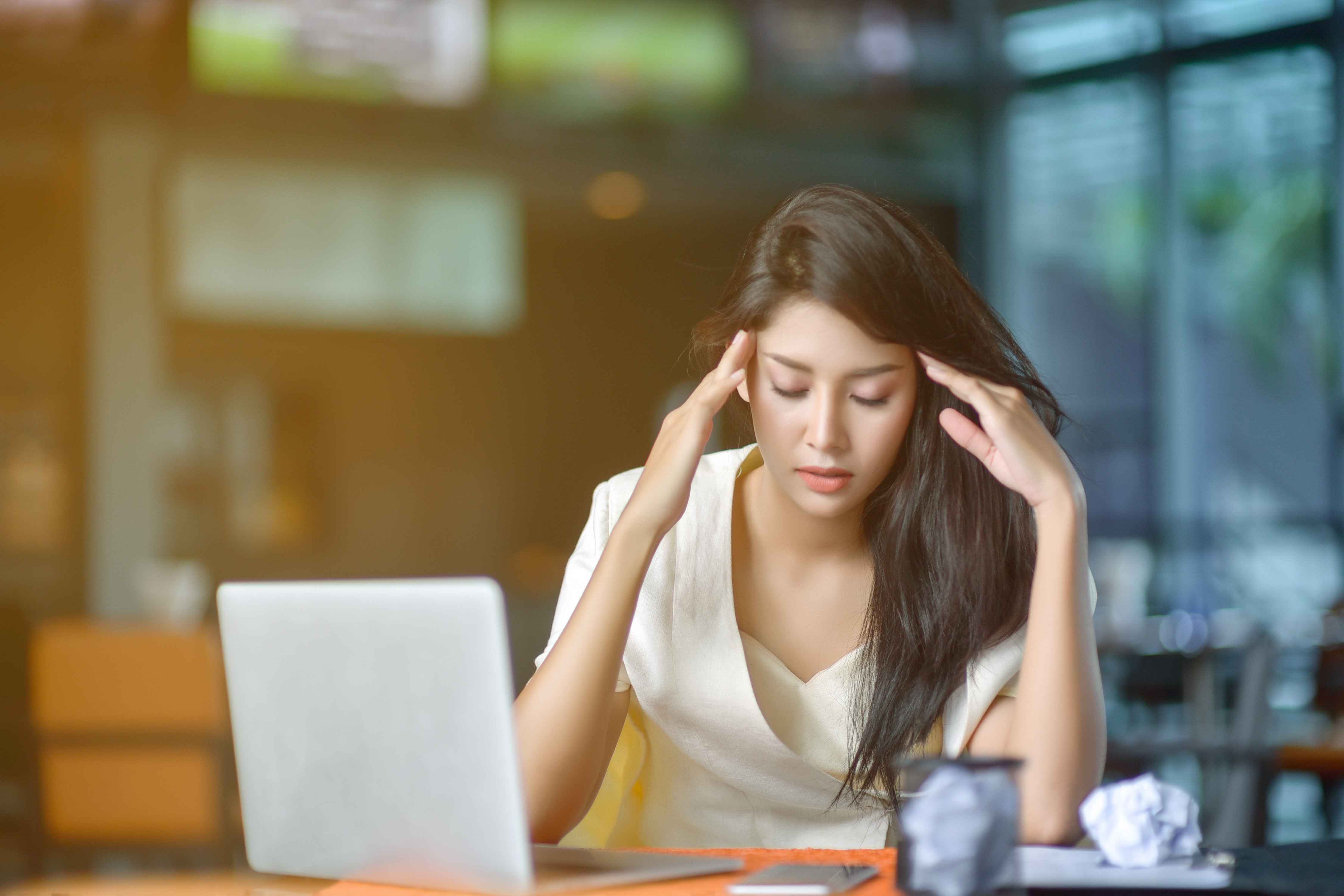 手脚冰凉是怎么回事女性，女性手脚冰凉是因为什么（提醒：多半是这6个原因所致）