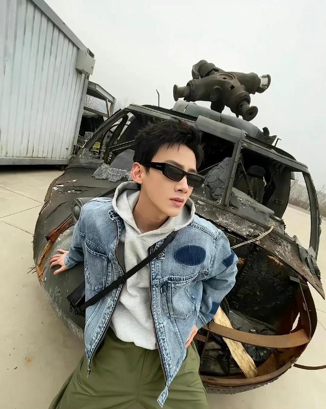 明星工装裤子都有什么牌子，白敬亭宋轶穿了同款工装裤