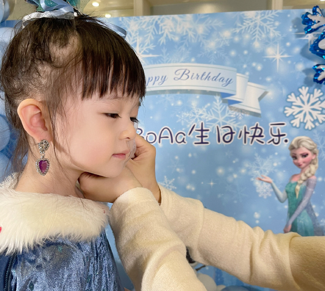 樊少皇长女多大，五官精致混血感十足