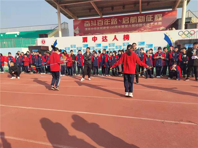 集体跳绳比赛规则，集体跳绳（活力绽放——渭南中学七八年级举行冬季跳绳比赛）