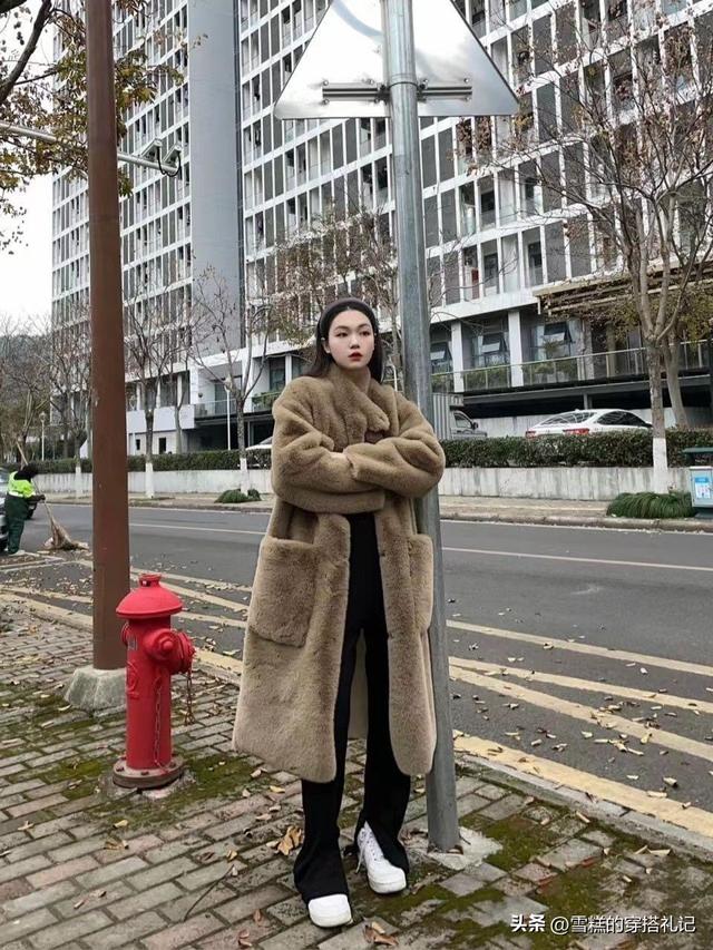 羊羔毛外套怎么搭，羊羔毛外套怎么搭配好看不臃肿穿搭技巧图（今年流行的“羊羔毛外套”洋气显瘦）