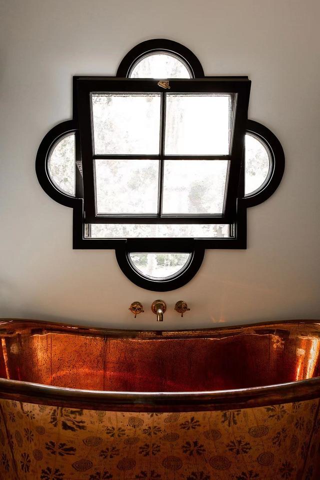 地中海风格家具，地中海风格家具怎么样（一个美丽舒适的美式豪宅）