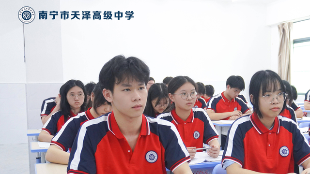 广西英华国际职业学院学费，广西英华国际职业学院2019年招生章程（2022年南宁市民办高中排名收费标准）