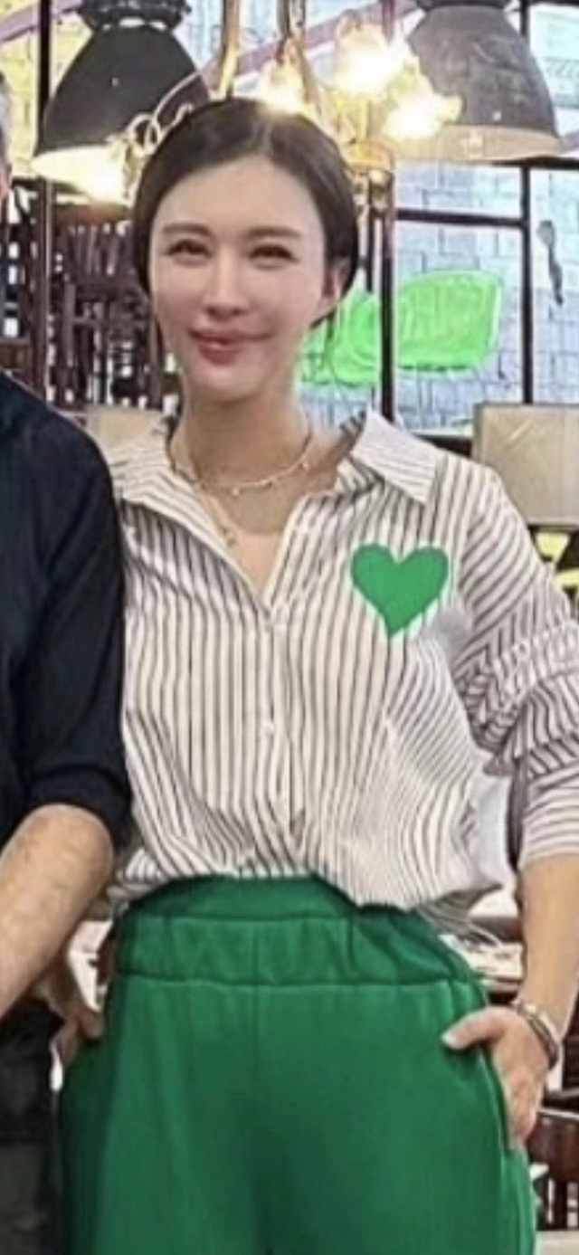 王石的老婆田朴珺身材有多好，蜂腰翘臀太吸睛