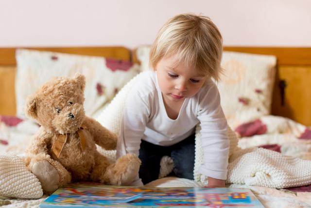 小孩子说话晚怎么办，小孩说话晚要怎么办（遇到不爱开口的宝宝家长要先了解原因）