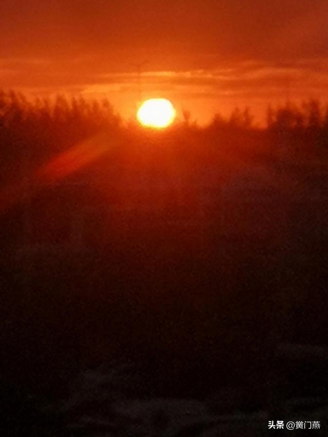 晚风拂柳笛声残，晚风拂柳笛声残看红叶秋色染（《卜算子·夕阳》）