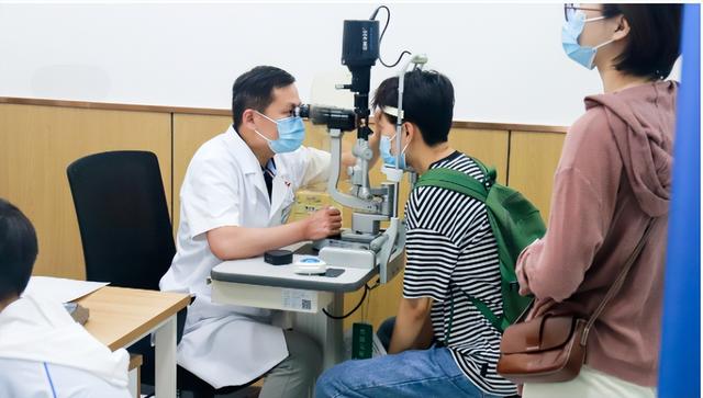 测眼睛视力图标准，测眼睛视力图（清晰视界，父子俩的摘镜体验）