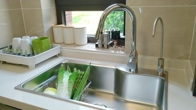 菜盆水龙头安装及保养方法，洗菜盆龙头水管安装方法（水槽的“7个为什么”）
