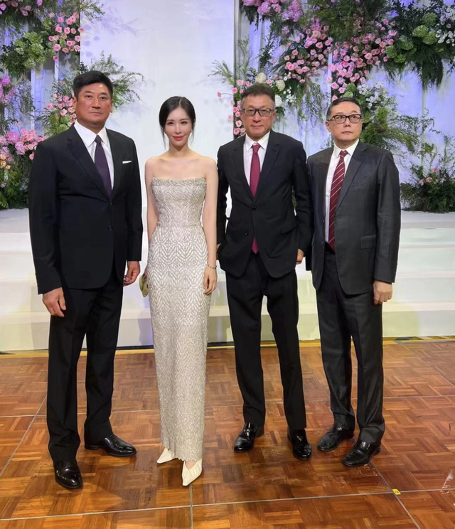 王石的老婆田朴珺身材有多好，蜂腰翘臀太吸睛
