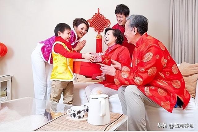 春节送礼的寓意都有哪些，春节送礼的寓意都有哪些呢（十五月圆佳节至）