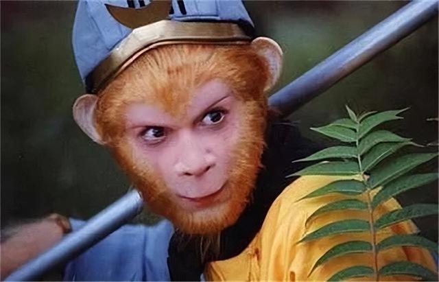 大闹天宫的主要内容，大闹天宫主要内容概括（你看降生他的那块石头上刻了啥）