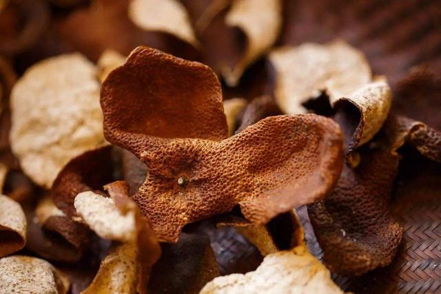 新鲜桔子皮怎么处理才能做陈皮，吃不完的橘子皮别再扔了