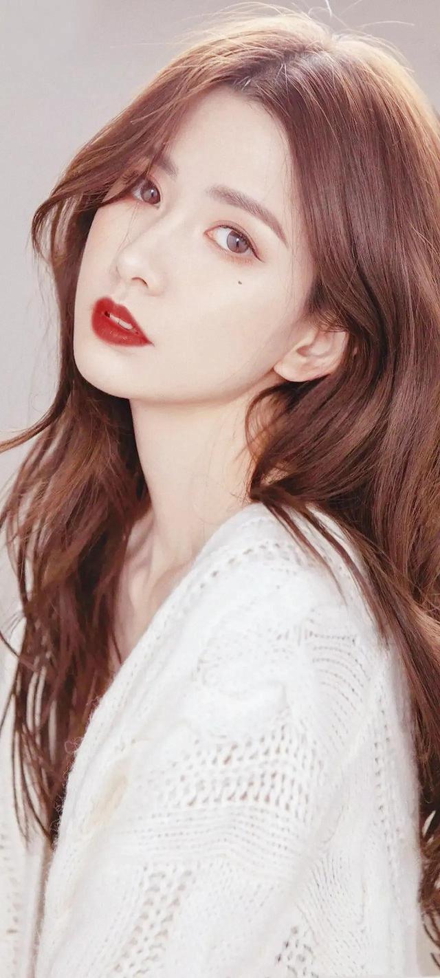 美丽女孩昂起头扬起眉黑色眸子闪动光彩温柔眼神如月光倾泻黑夜己过去