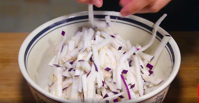 茄子鸡蛋的做法，茄子加鸡蛋的做法（茄子切成丝淋上鸡蛋）