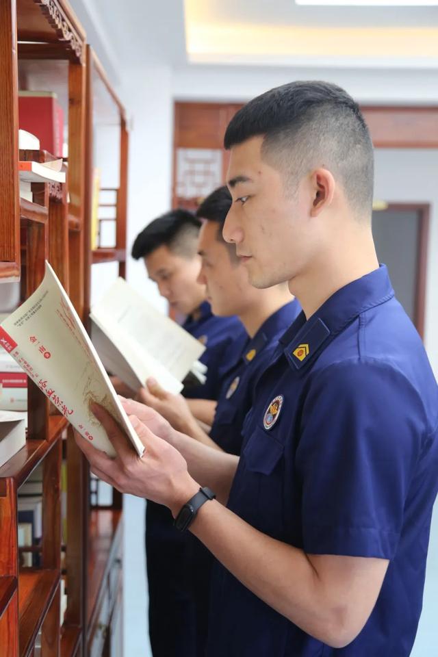 青春奋斗物语，青春奋斗物语演员表（奋斗的青春，在路上）