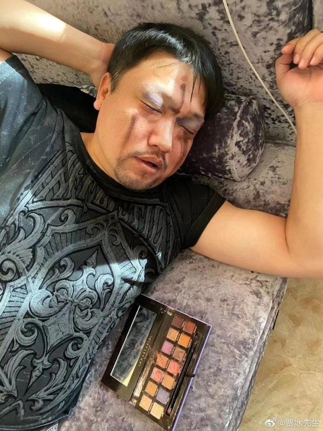 贾冰家庭情况，曾被质疑“老牛吃嫩草”