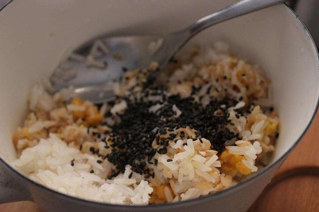 黑芝麻热量高吗，每天都吃点黑芝麻对身体好吗（可选择黑芝麻还是白芝麻）