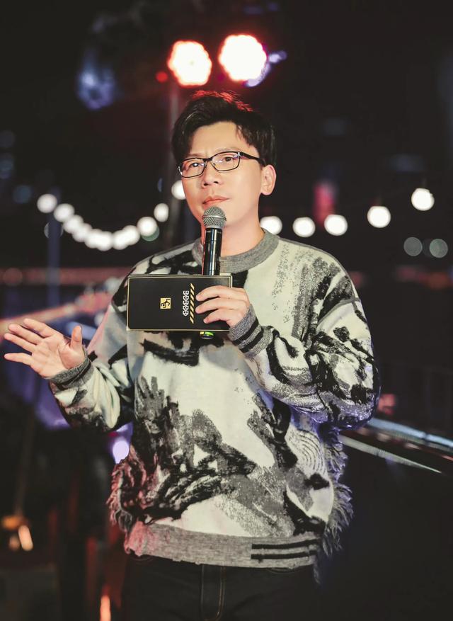 陈铭老婆个人资料简介，非诚勿扰陈铭简介（41岁博士老婆高龄产子）