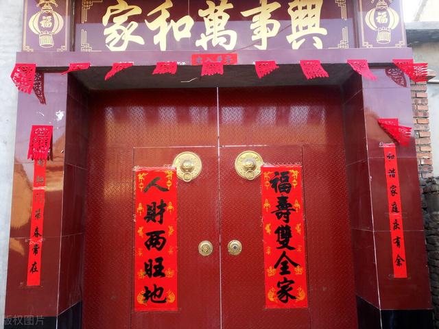 怎样贴对联，欢度国庆怎样贴对联（教你贴对联）
