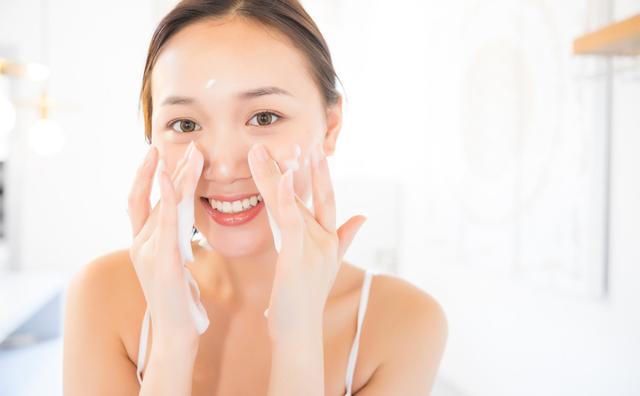 关于用洗面奶洗脸的步骤，用洗面奶洗脸的正确步骤（巨能美丨如何正确的洁面）