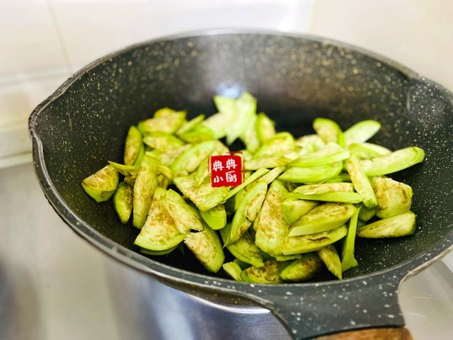 青椒炒茄子的家常做法 青椒炒茄子怎么做好吃，青椒炒茄子的家常做法（简单来一盘炒茄子）