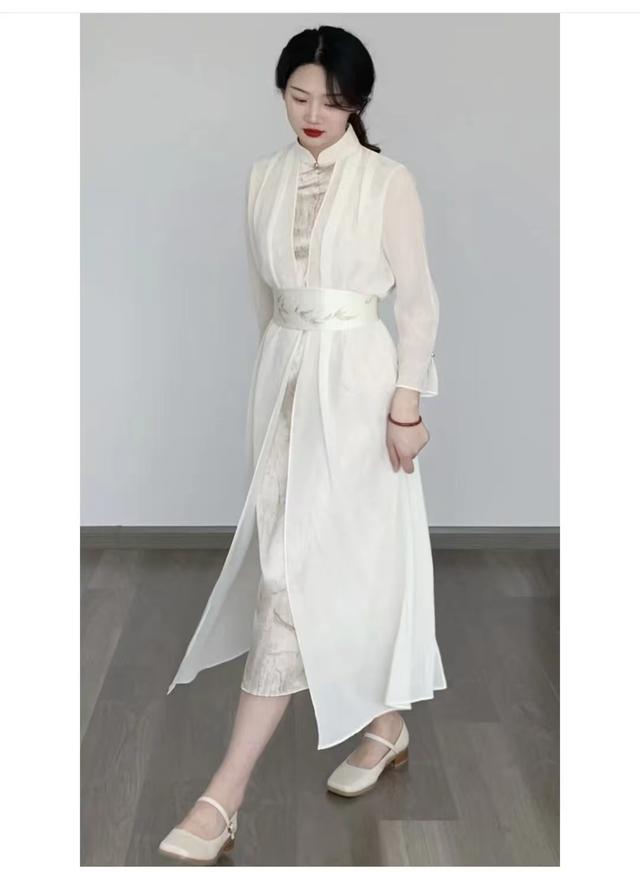 虽然穿旗袍的人并不多,但旗袍却是最能展现东方美的衣服,深受女人青睐