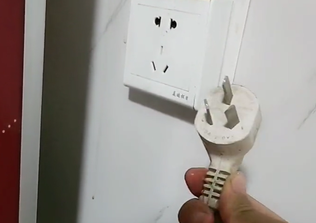 冰箱结冰怎么快速除冰，只需一招冰箱永不结冰（只需一个空瓶子就搞定）