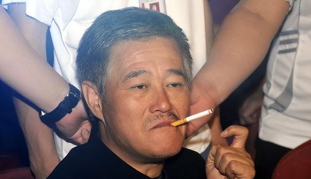 刘小光最新二人转，刘小光的人物简介（48岁刘小光带儿子街头唱歌）