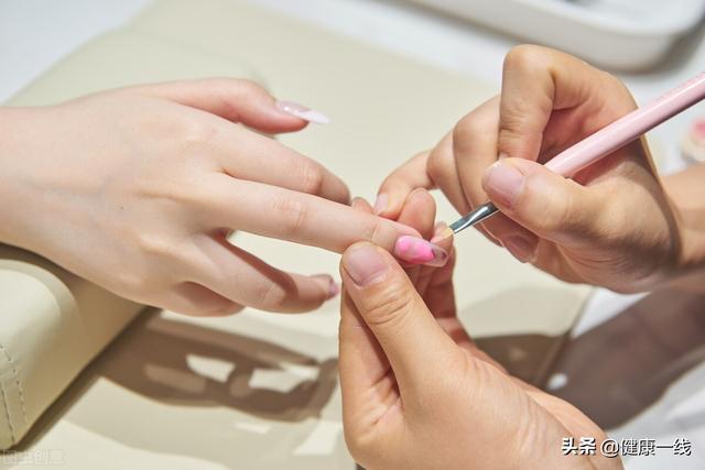 美甲的好处和坏处，经常做指甲的危害和好处（喜欢美甲是人之常情）