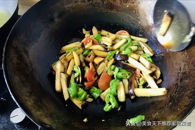 茄子辣椒西红柿的做法，西红柿茄子大辣椒的做法（辣椒西红柿炒茄子独家）