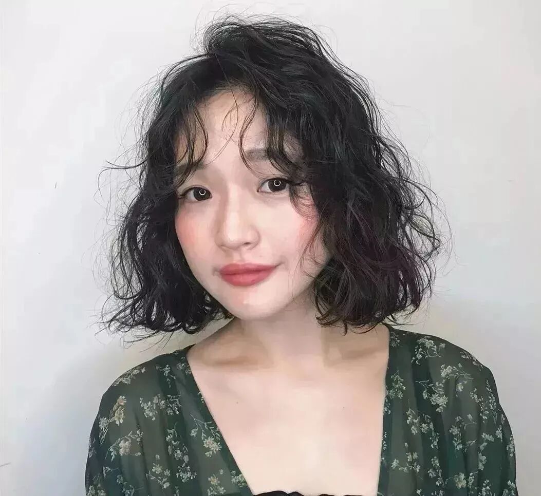 2020年最新短款卷发(2022年流行的短发小爆卷) - 美文分享 - 云科网
